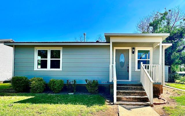 903 N 4th St, Ballinger, TX 76821 - photo 1