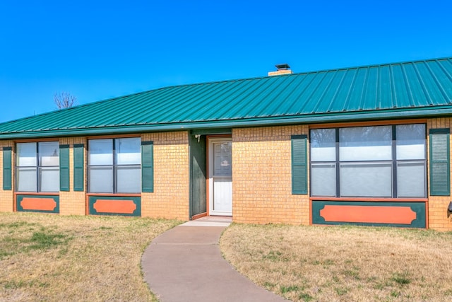 view of front of property with a front lawn