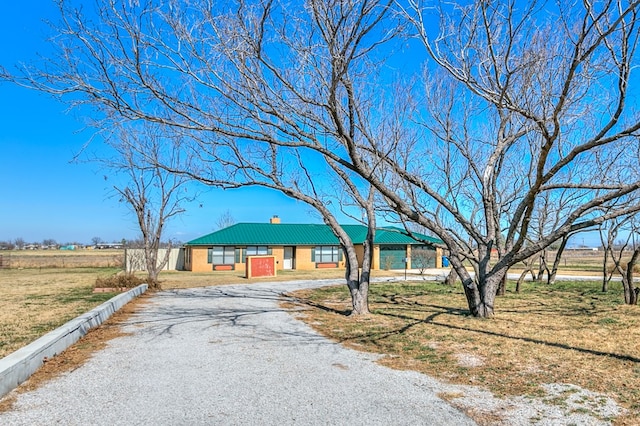 ranch-style house featuring a front yard