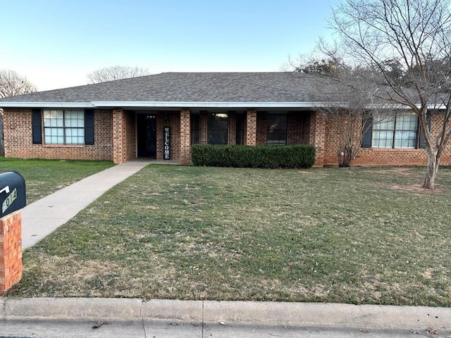 single story home with a front lawn