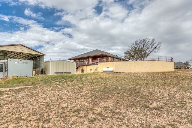 view of yard featuring a detached carport