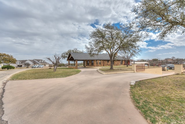 view of front of property featuring a front lawn and driveway