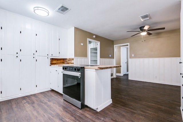 kitchen with electric stove, light countertops, visible vents, and a peninsula