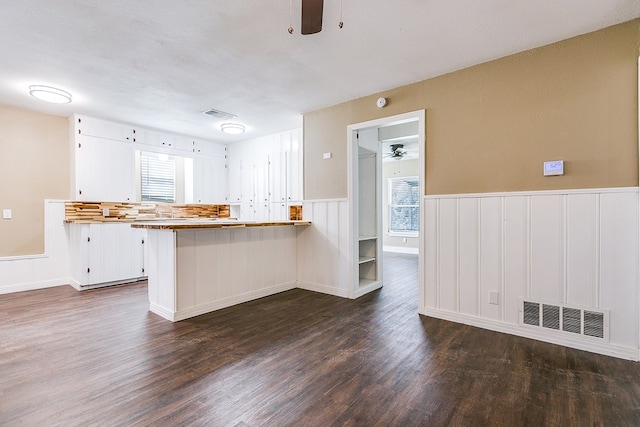 kitchen featuring visible vents, white cabinetry, ceiling fan, and a peninsula