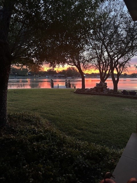 view of yard featuring a water view