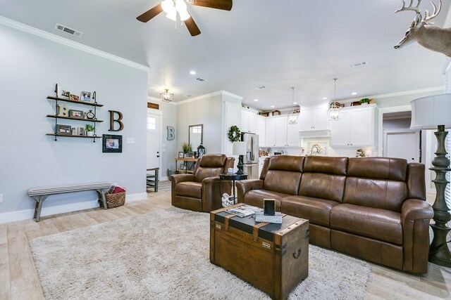 living area with light wood-type flooring, baseboards, visible vents, recessed lighting, and a ceiling fan