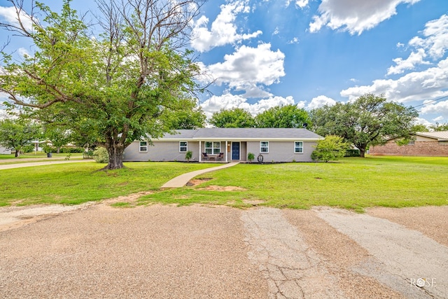 412 E Holmes Ave, Bronte, TX 76933 - ranch-style home featuring a front yard