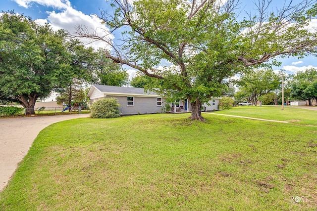 412 E Holmes Ave, Bronte, TX 76933 - view of front facade featuring a front yard and driveway