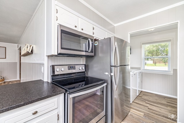 412 E Holmes Ave, Bronte, TX 76933 - kitchen featuring stainless steel appliances, separate washer and dryer, light wood-style floors, white cabinetry, and crown molding