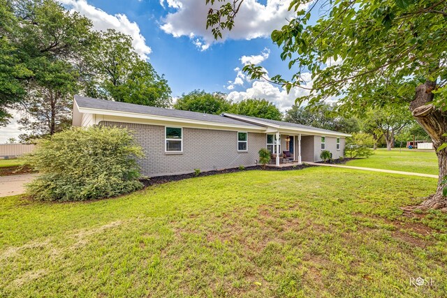 412 E Holmes Ave, Bronte, TX 76933 - ranch-style home featuring a front yard and brick siding