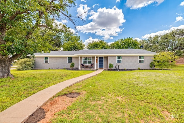412 E Holmes Ave, Bronte, TX 76933 - ranch-style house featuring a front lawn and brick siding