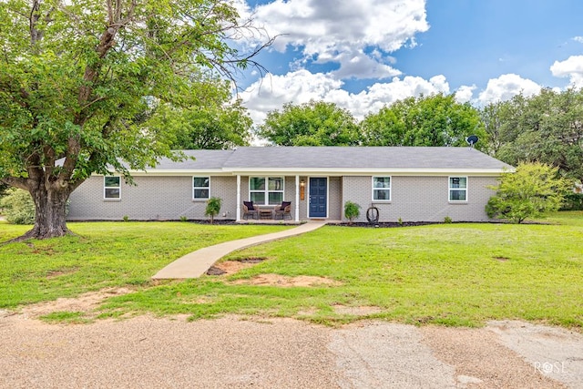 412 E Holmes Ave, Bronte, TX 76933 - ranch-style house featuring a front yard and brick siding