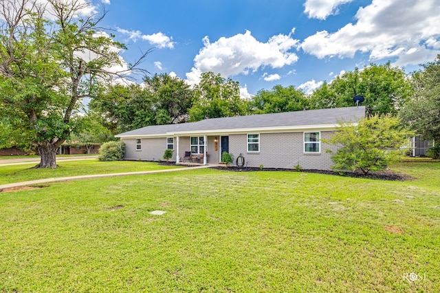 412 E Holmes Ave, Bronte, TX 76933 - ranch-style home with a front lawn and brick siding