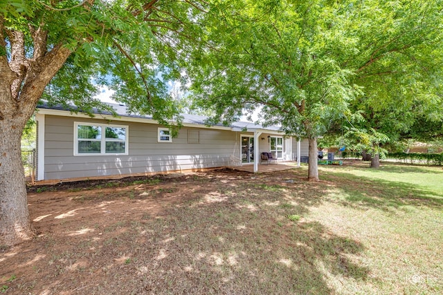 412 E Holmes Ave, Bronte, TX 76933 - ranch-style house with a patio area and a front yard