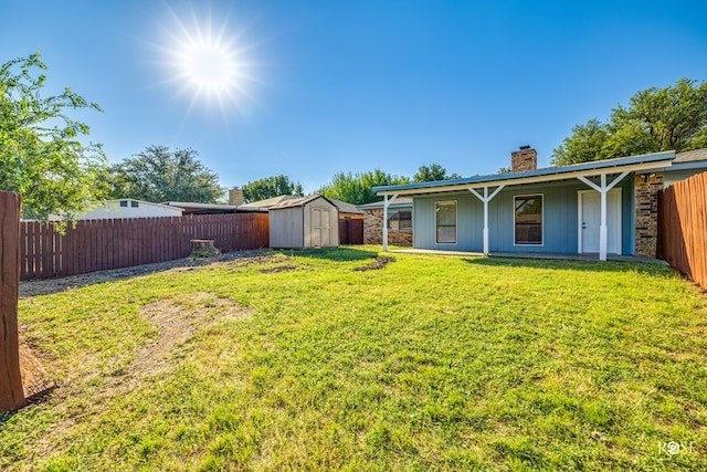 view of yard featuring a storage shed