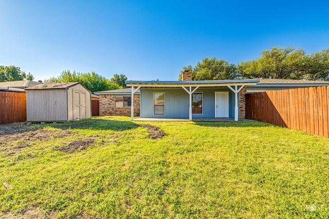 view of front of home featuring a shed and a front yard