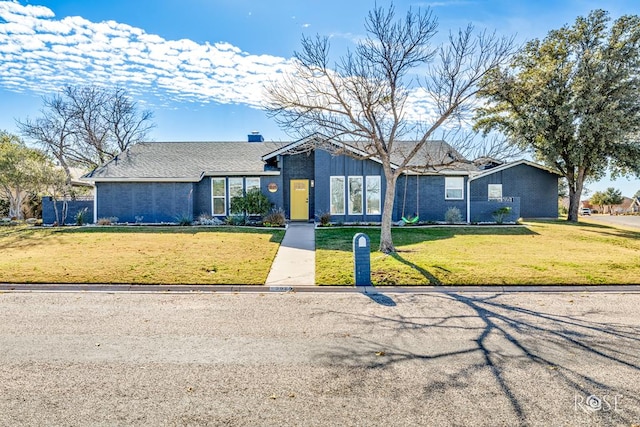 single story home featuring a front lawn