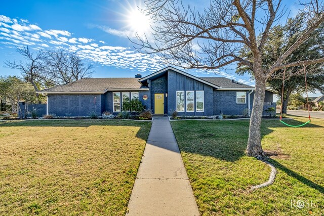 ranch-style home featuring a front lawn