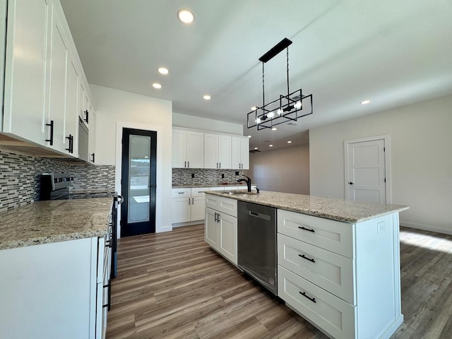 kitchen featuring decorative light fixtures, stainless steel electric range oven, white cabinets, an island with sink, and dishwashing machine