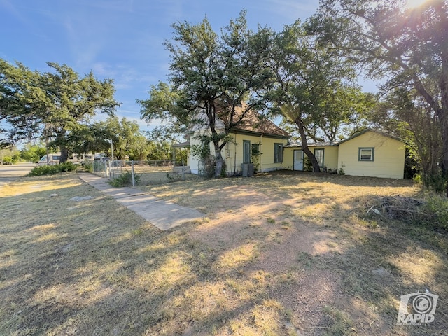 901 S Walnut St, Brady, TX 76825 - view of yard featuring fence