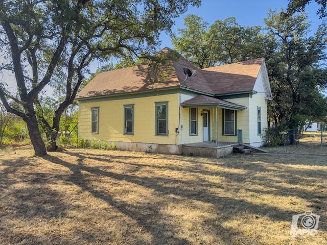 901 S Walnut St, Brady, TX 76825 - view of front of property featuring a porch and roof with shingles