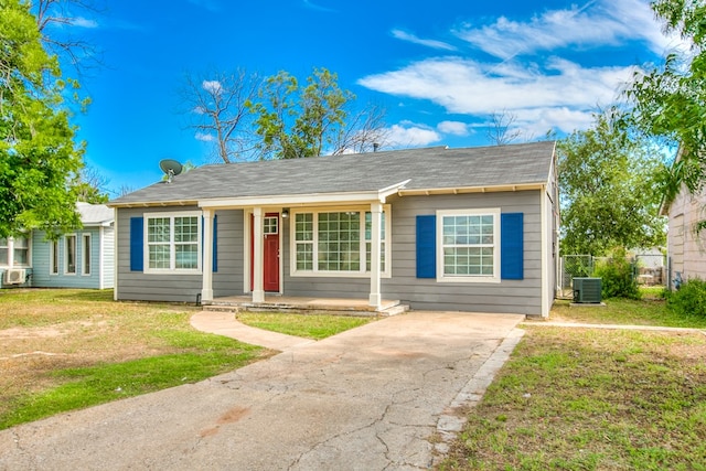 1619 Spaulding St, San Angelo, TX 76905 - bungalow-style house featuring a porch and driveway