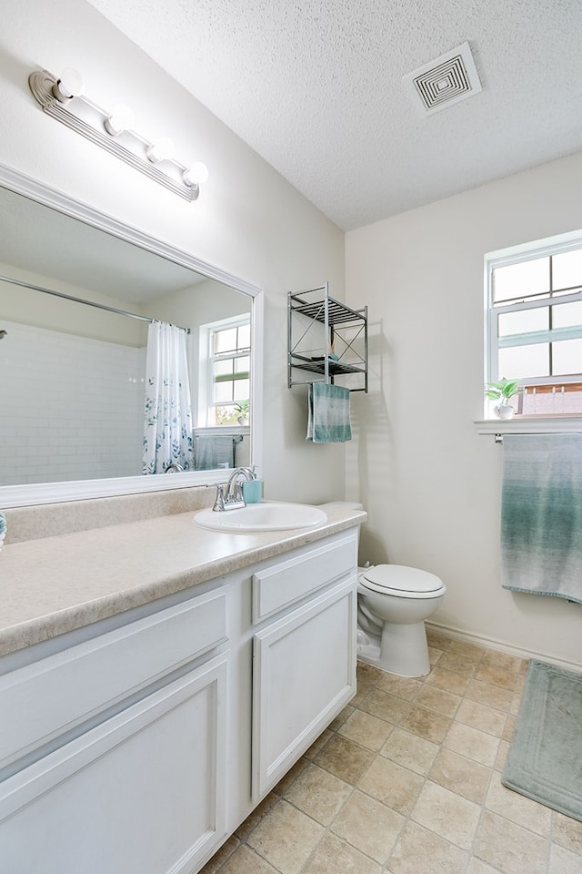 full bath with vanity, toilet, visible vents, a textured ceiling, and a shower with shower curtain