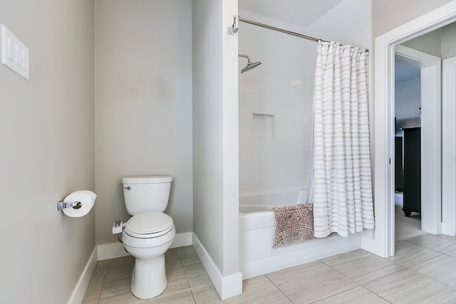 full bath featuring shower / bath combination with curtain, toilet, and baseboards