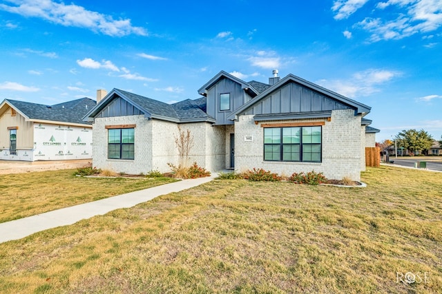 view of front of house featuring a front yard