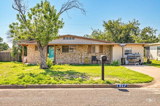 view of front of home featuring a front lawn