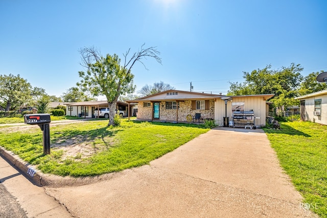 single story home featuring a front lawn