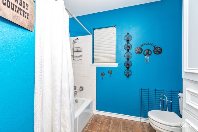 3405 Shadyhill Dr, San Angelo, TX 76904 - bathroom featuring wood tiled floors, toilet, shower / bath combo, and baseboards