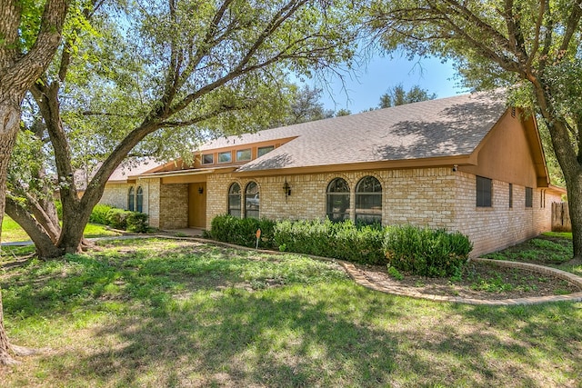 single story home featuring a front lawn