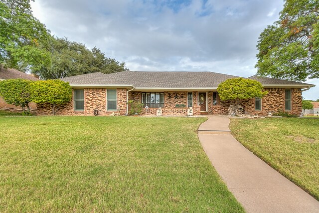 ranch-style house featuring a front yard