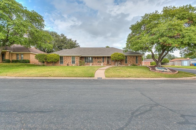 single story home featuring a front lawn