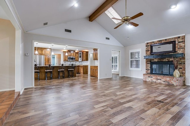 single story home featuring a front lawn