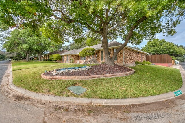 single story home with a front lawn