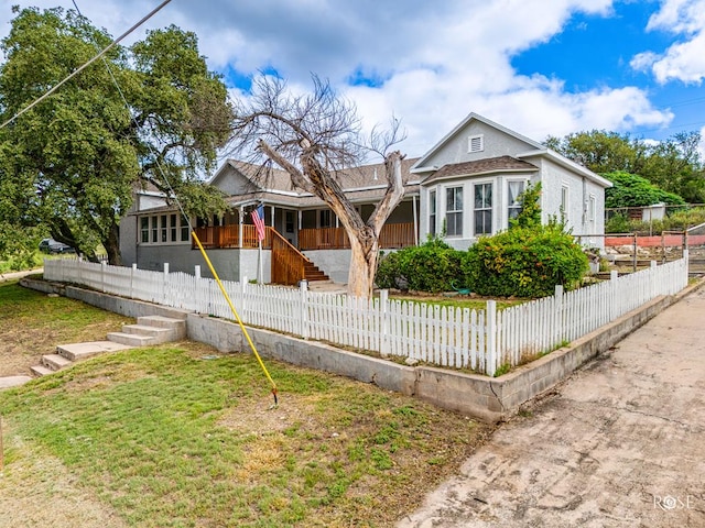 view of front of property with a front yard