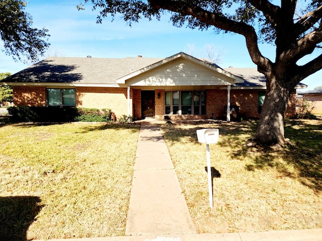 ranch-style house featuring a front yard