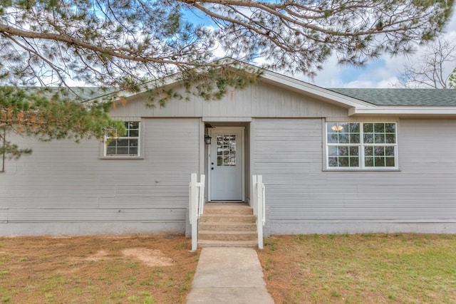 view of front of property featuring a front lawn