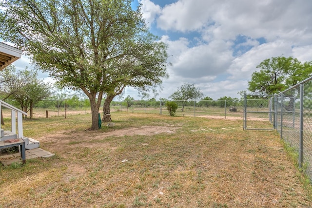 view of yard featuring a rural view