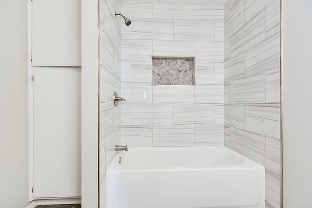 bathroom featuring tiled shower / bath combo