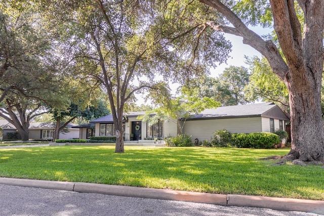 2611 Live Oak St, San Angelo, TX 76901 - ranch-style home featuring a front yard