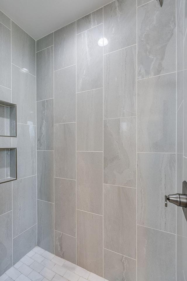 bathroom featuring a tile shower