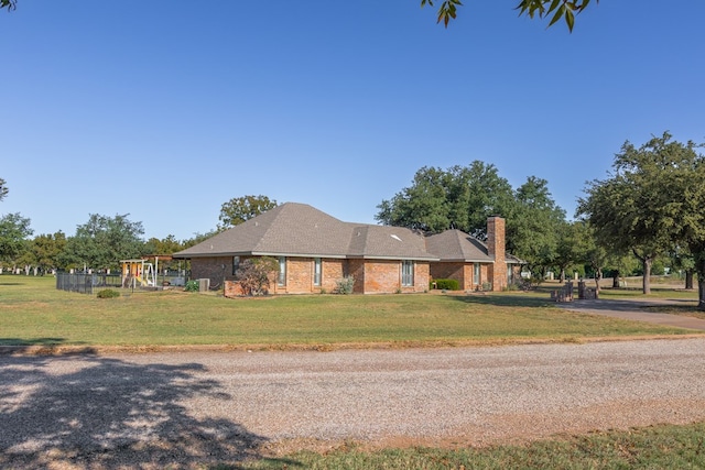 ranch-style home featuring a front lawn