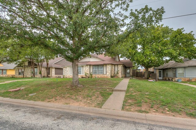 view of front of property featuring a front lawn