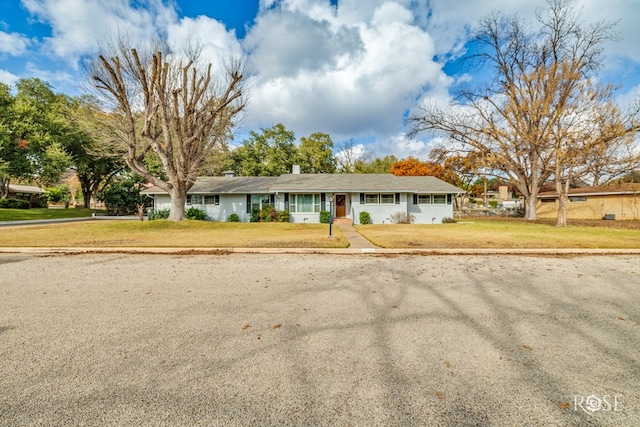 ranch-style home featuring a front lawn