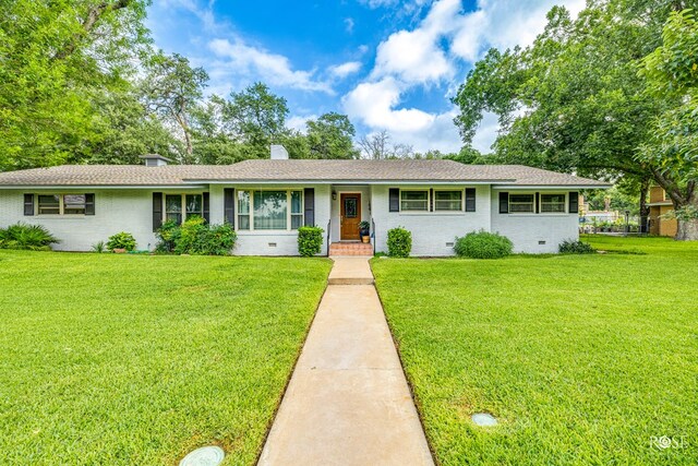 single story home with a front lawn