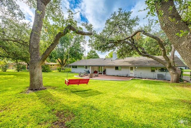 view of yard featuring a patio