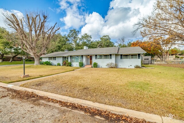 ranch-style home featuring a front yard